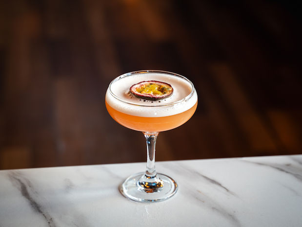 Tropical Sour mocktail med ananas og passionsfrugt