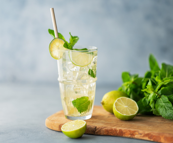 Nojito mocktail med lime og mynte