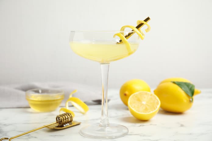 Bee's Knees cocktail med gin, citron og honning