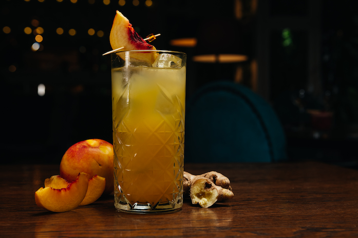 Peach Ginger Fizz mocktail med fersken og ingefær