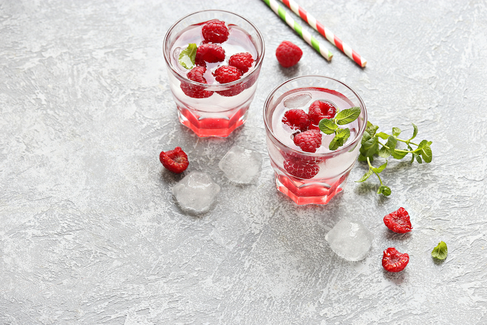 Raspberry Mint Fizz mocktail med hindbær og mynte