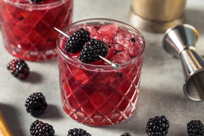 Bramble cocktail med gin, citron og brombær