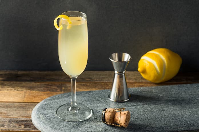 French 75 cocktail med gin, citron og mousserende vin