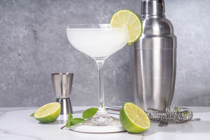 Gimlet cocktail med gin og lime