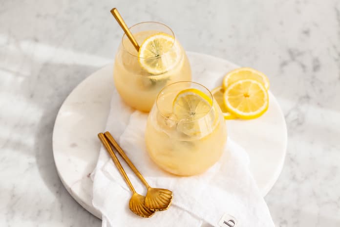 Gin Fizz cocktail med gin, citron og danskvand