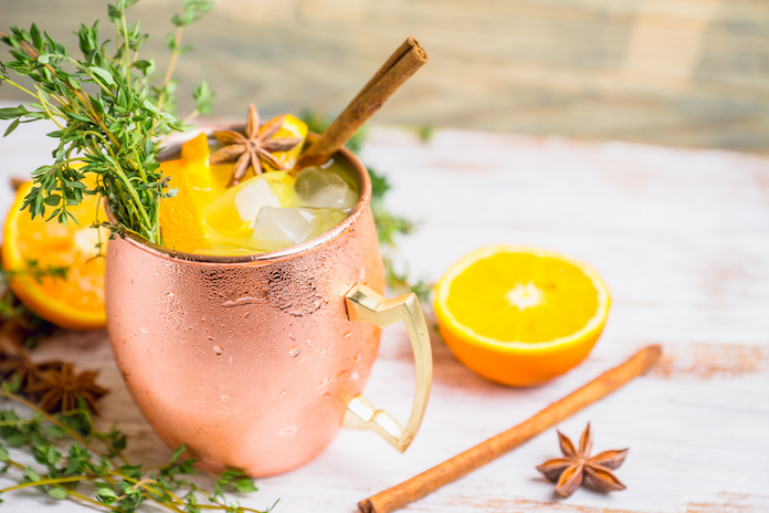 Spiced Orange Mule mocktail med appelsin, ingefær og krydderier