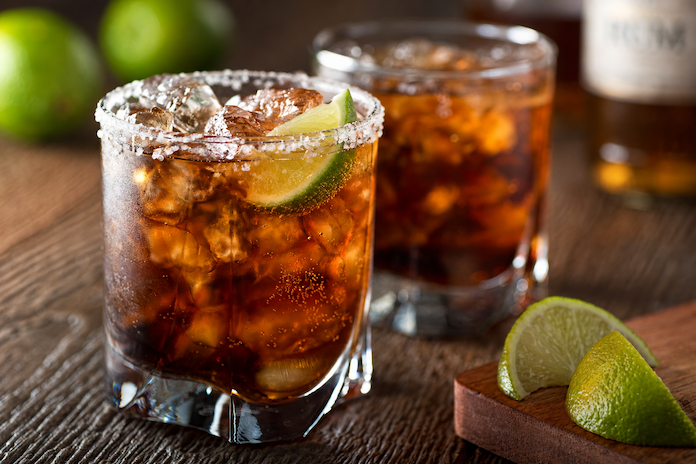 Batanga - mexicansk tequila drink med cola og lime