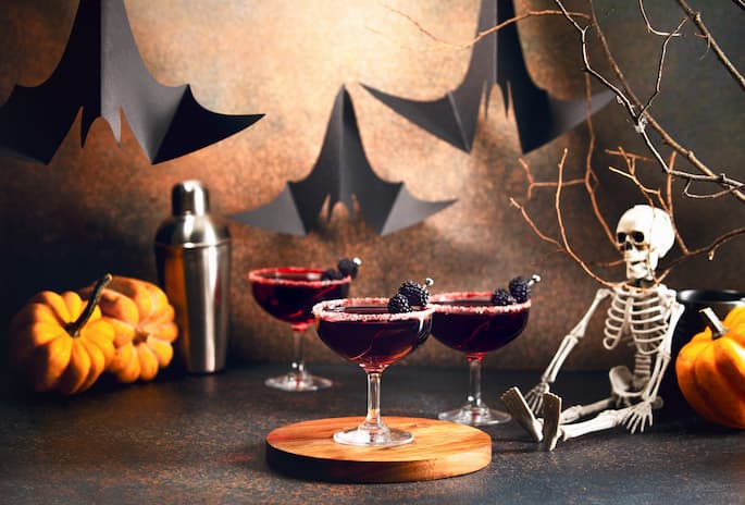 Black Widow mørk Halloween cocktail med gin og brombær