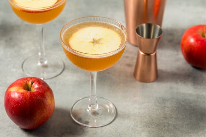 Poison Apple Mule Halloween drink med æble og ginger beer