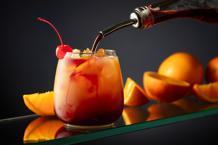 Tequila Sunrise - farverig tequila drink med appelsinjuice og grenadine