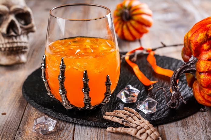 Zombie cocktail med rom og tropisk frugt